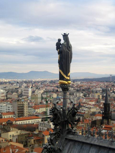 La vierge en haut de la cath�drale