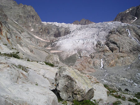 glacier blanc et ciel bleu