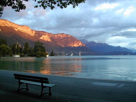 coucher du soleil sur le lac d'annecy