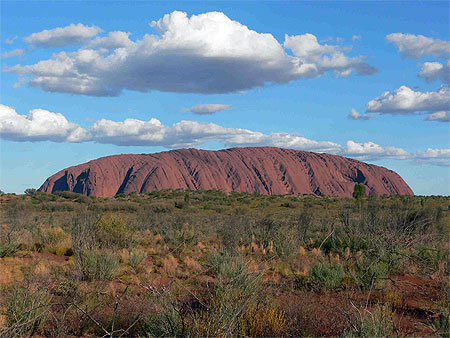 Uluru sous les nuages