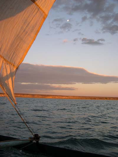 En pirogue � la nuit tombante