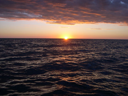 Coucher de soleil sur l'Oc�an Indien, vu d'une pirogue