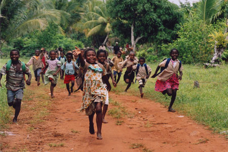 Travers�e d'un village en taxi-brousse