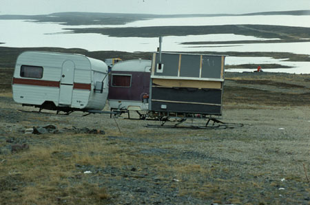 Camp d'�leveurs de rennes Sam� pr�s de l'oc�an glacial Arctique