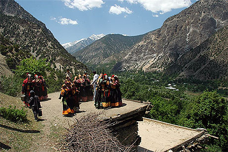 Danses Kalash pendant le festival du printemps