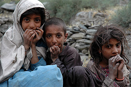 Jeunes enfants sur le bord d'un chemin