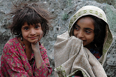 Jeunes enfants sur le bord d'un chemin