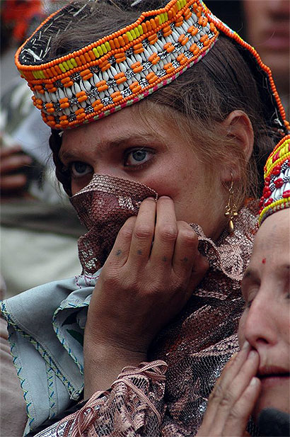 Femme Kalash assistant aux festival du printemps