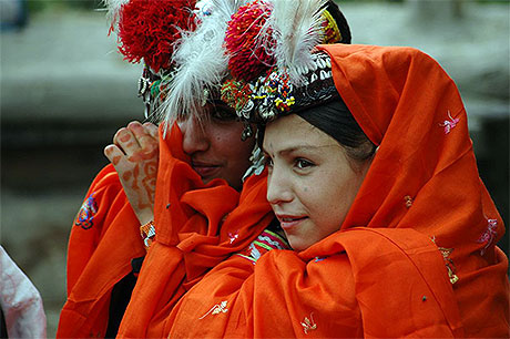 Femmes Kalash assistant aux festival du printemps