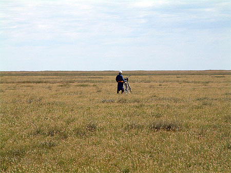 Cycliste dans l'immensit� des steppes mongoles