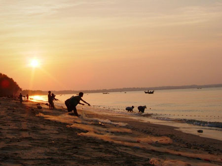 Sc�ne de p�che au petit matin � Mui Ne