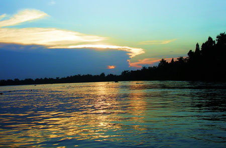 coucher de soleil sur la rivi�re Mang Thit