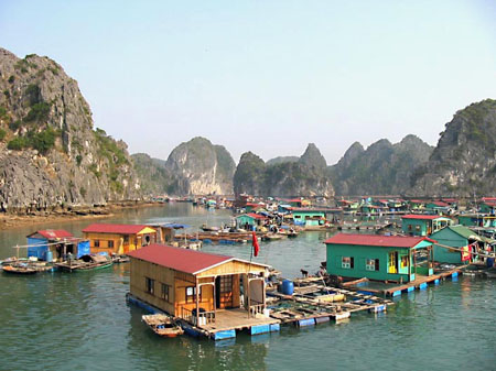 Village de p�cheurs sur l'eau sur la Baie d'Halong