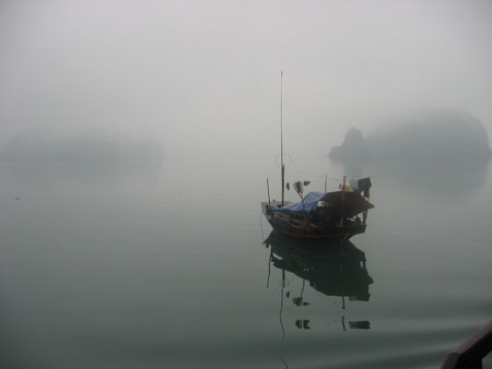 Brume matinale sur la baie d'Along