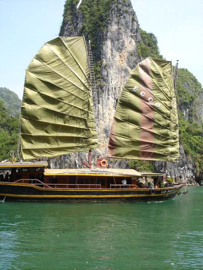 Sampan sur la Bay d'Along