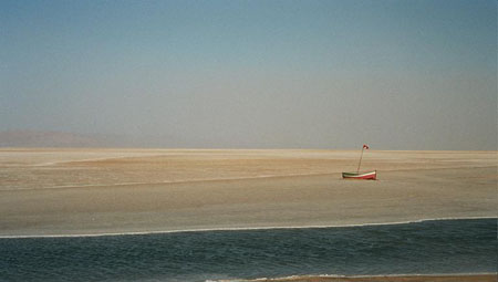 Barque perdue dans un lac sal�