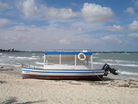 bateau sur la plage de sidi marh�s
