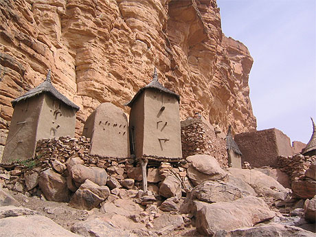 Greniers Dogons au pied de la falaise BANDIAGARA
