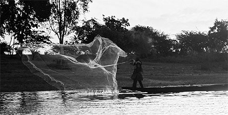 Jet� de filet sur les rives du fleuve Niger