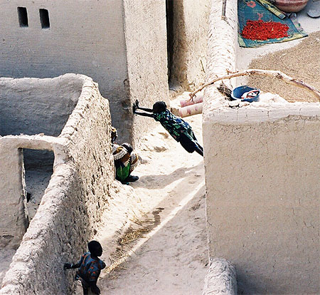 Village sur les rives du fleuve Niger