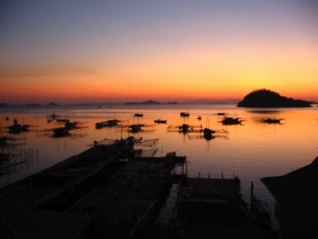 coucher de soleil sur le port de Labuhanbajo