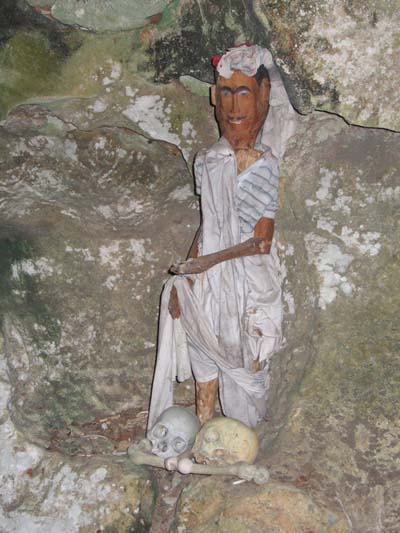 Statuette aux 2 cr�nes