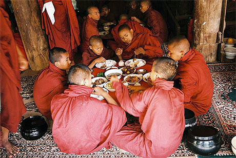 Repas d'offrandes � Bagan