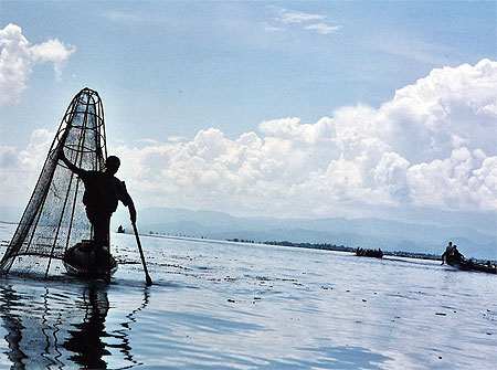P�cheur Intha sur le lac Inl�