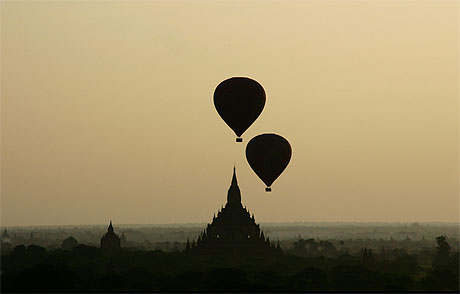Lever de soleil et de mongolfi�res sur Bagan