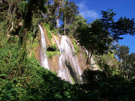 Cascade dans la montagne