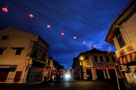 une rue de malaca la nuit