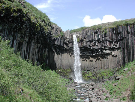 Cascade au milieu d'orgues