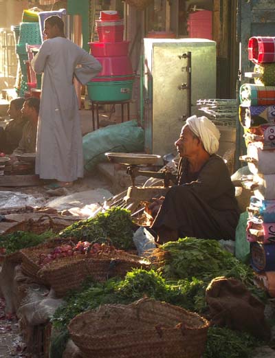 commercant dans les rues de Louxor