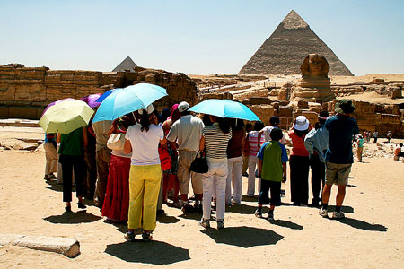 Touristes devant les pyramides