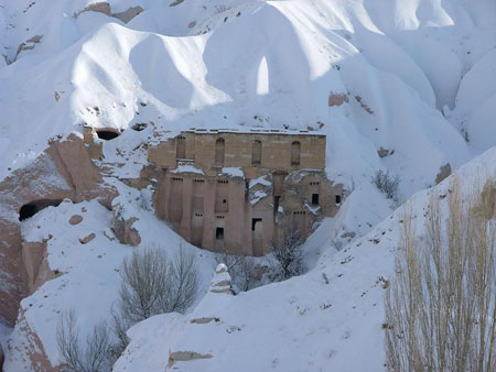 maison troglodytes sous la neige