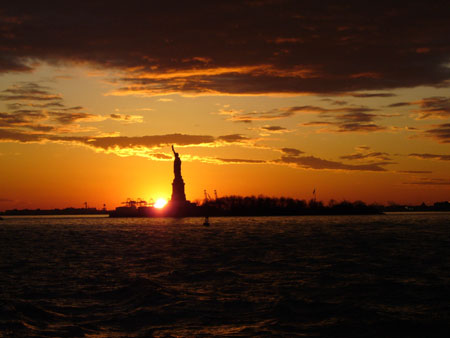 Coucher de soleil sur la statue de la libert�