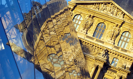 La pyramide du Louvre aux couleurs automnale