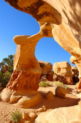 Devil's garden: Metate arch