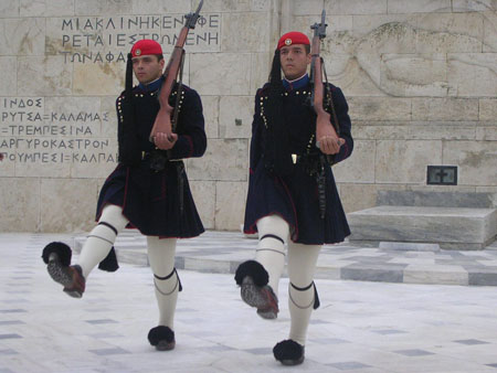 Rel�ve de la garde nationale devant le tombeau du soldat inconnu