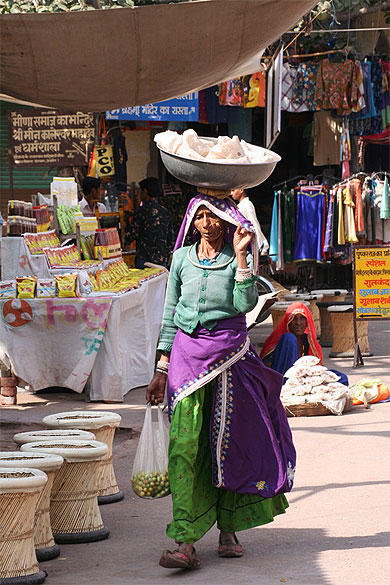 Femme dans une rue de Pushkar
