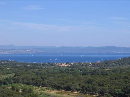 Vue sur le village et la c�te varoise
