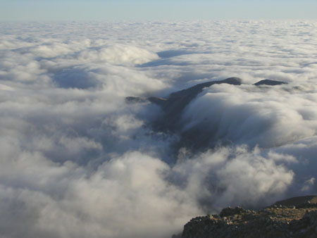 Montagne �mergeant des nuages