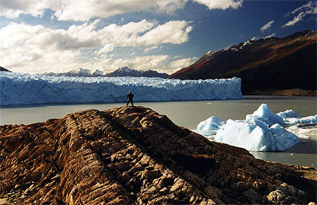 Seul face au Perito Moreno, El Calafate, Patagonie