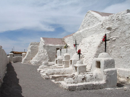 Cimeti�re jouxtant l'�glise de Chiu-Chiu