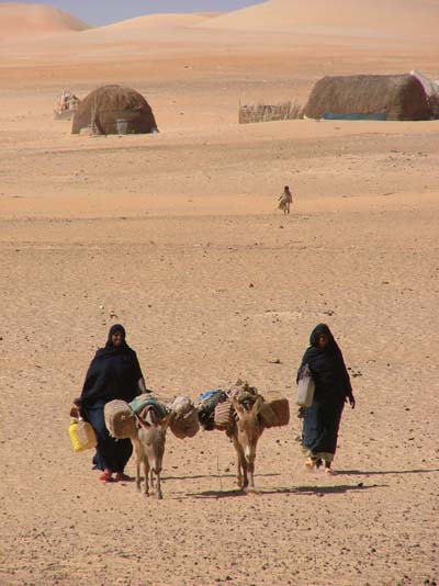Femmes allant au puits