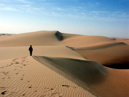 Seul face � l'immensit� de l'erg Ouarane