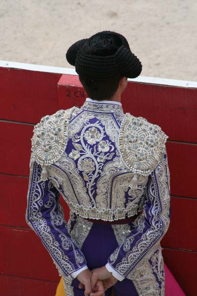 Le torero observe...