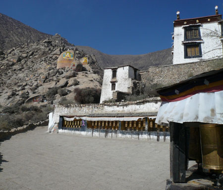 Bouddhas peints sur les rochers au-dessus du Monast�re de Drepung