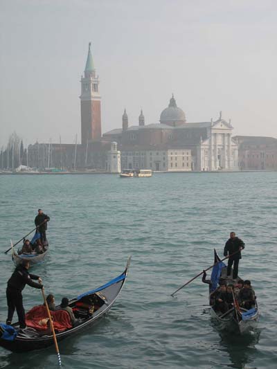 Gondoliers devant Santa Maria della Salute