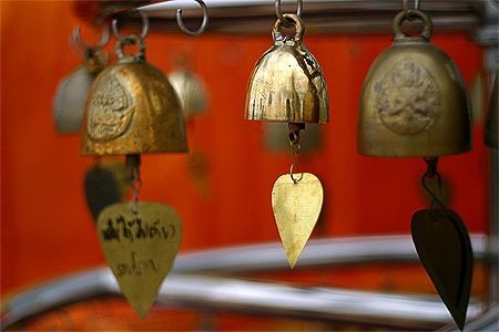 Clochettes boudhistes au Temple Gold Mountain